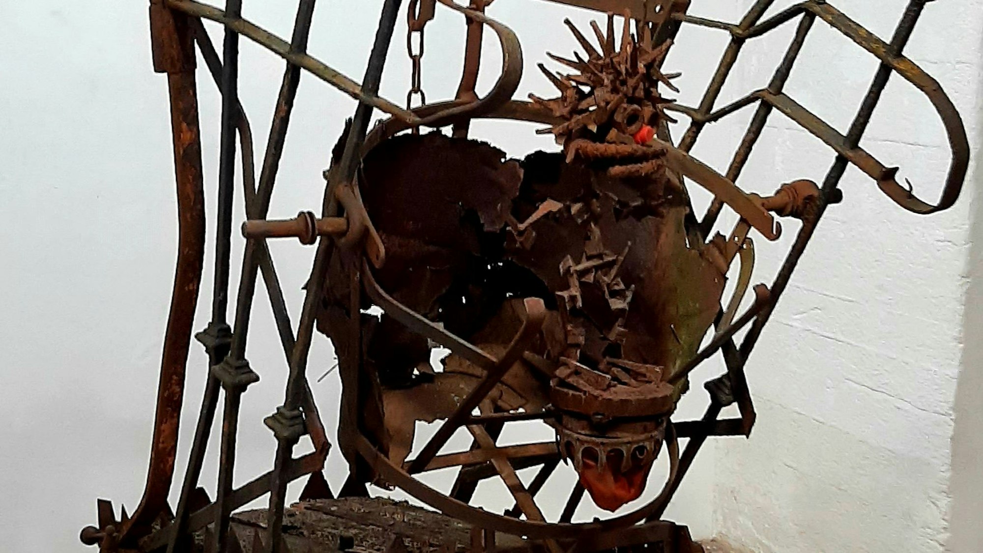 Skulptur aus Stahl mit Rost.