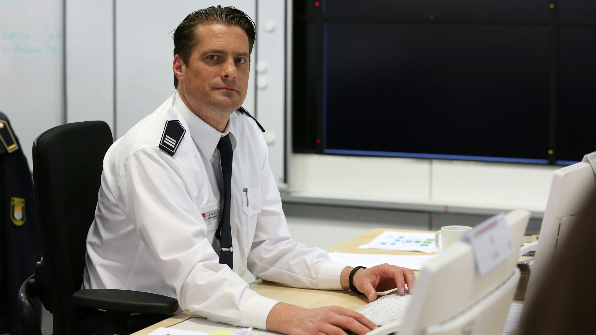 Jörg Seemann an seinem Arbeitsplatz bei der Feuerwehr Köln (Archivbild).