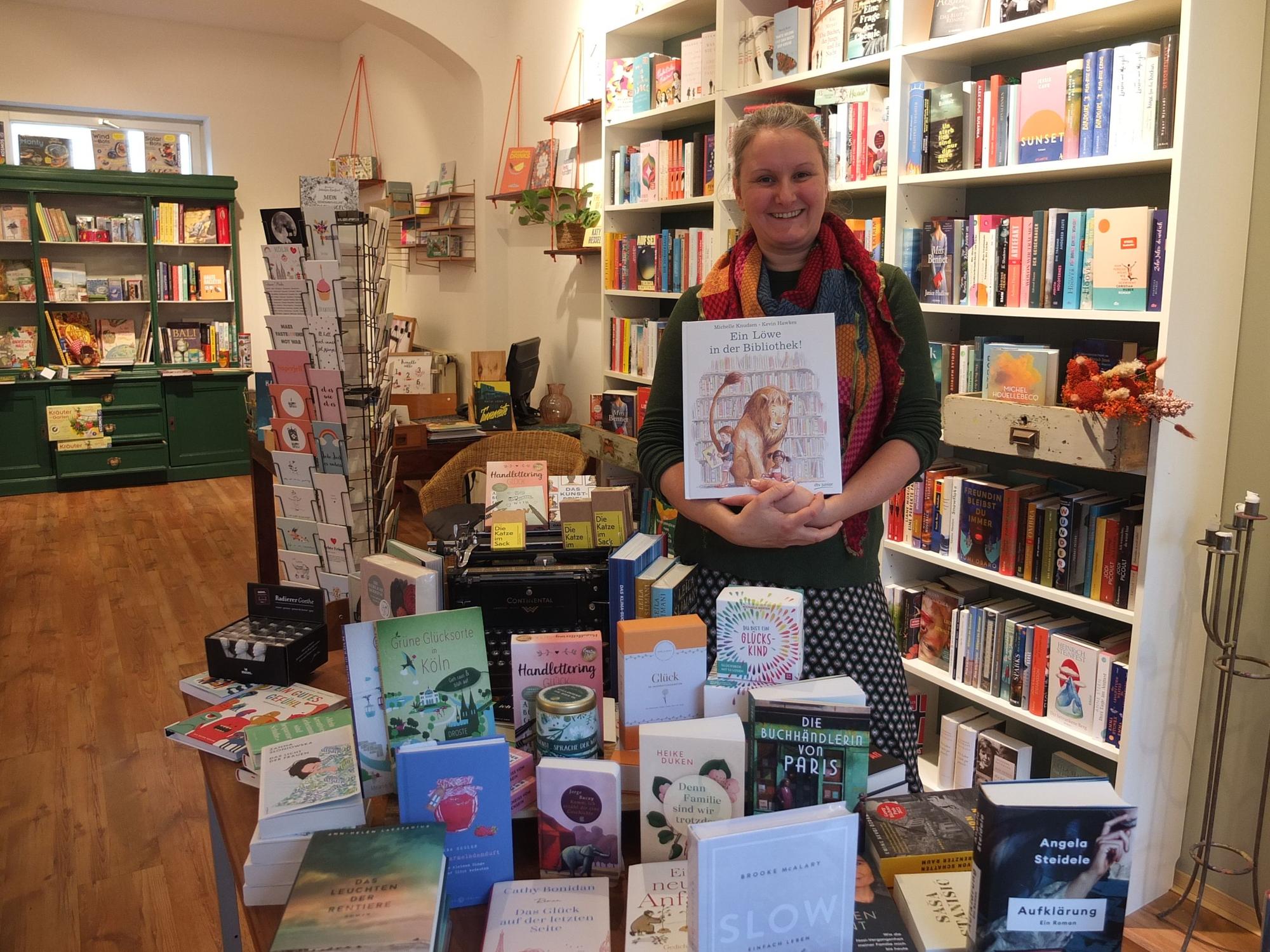 Stephanie Luchterhandt in ihren Buchladen "handtverlesen". Foto: Rösgen