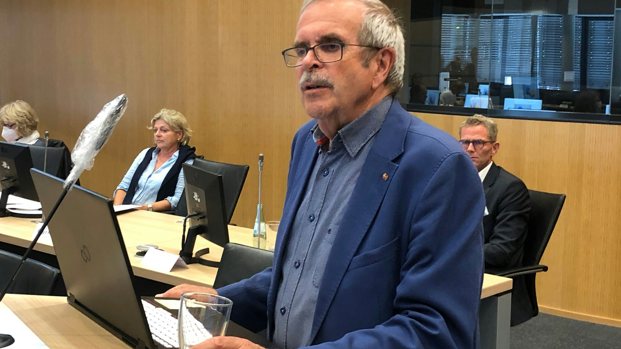 Prof. Dr.Christian Jochum spricht im Umweltausschuss. Hinter ihm sitzt Currenta-Geschäftsführer Hans Gennen.