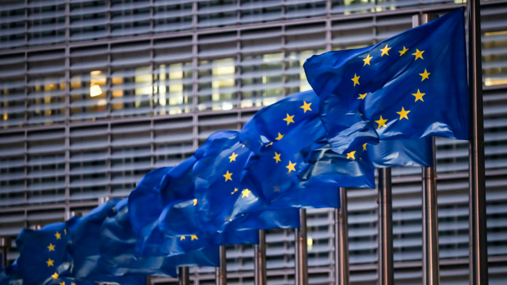 Europaflaggen wehen vor dem Sitz der EU-Kommission. (Symbolbild)