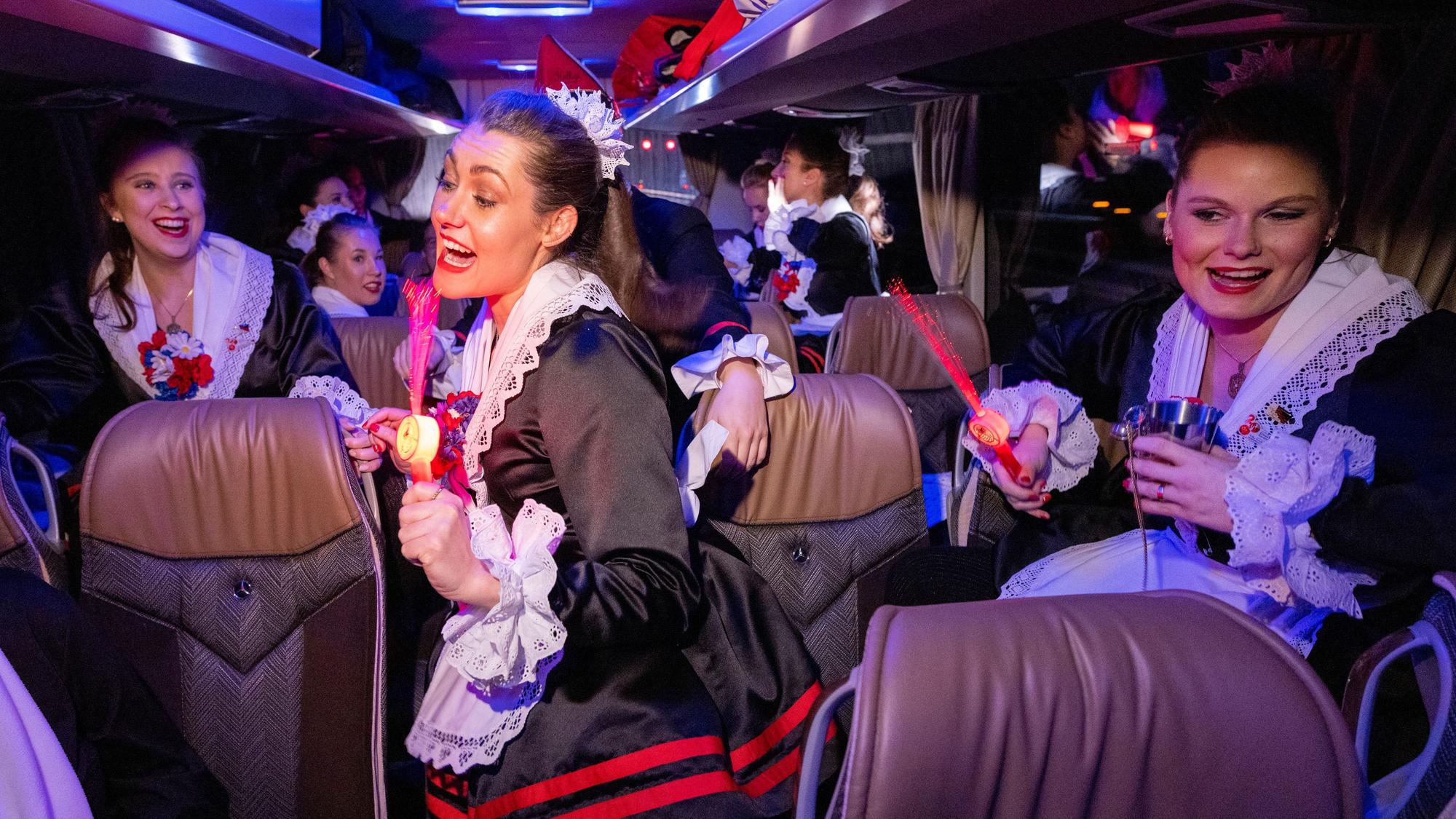 20.01.2023, Köln: Die Traditionstanzgruppe Hellige Knäächte un Mägde auf Tour im Karneval.
Foto: Michael Bause