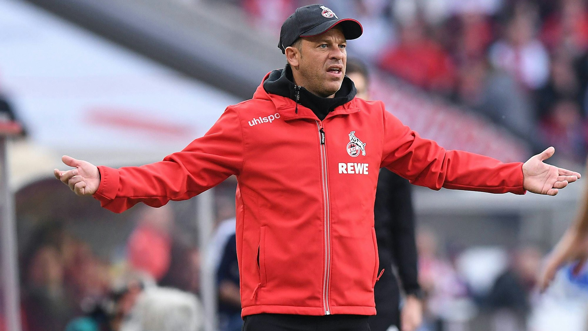 Trainer Markus Anfang gestikuliert während eines Spiels als Trainer des 1. FC Köln mit ausgebreiteten Armen. Der gebürtige Kölner kam in Köln nie wirklich an und wurde entlassen, als die Mannschaft mit sechs Punkten Vorsprung auf den Relegationsrang Tabellenführer der Zweiten Liga war.