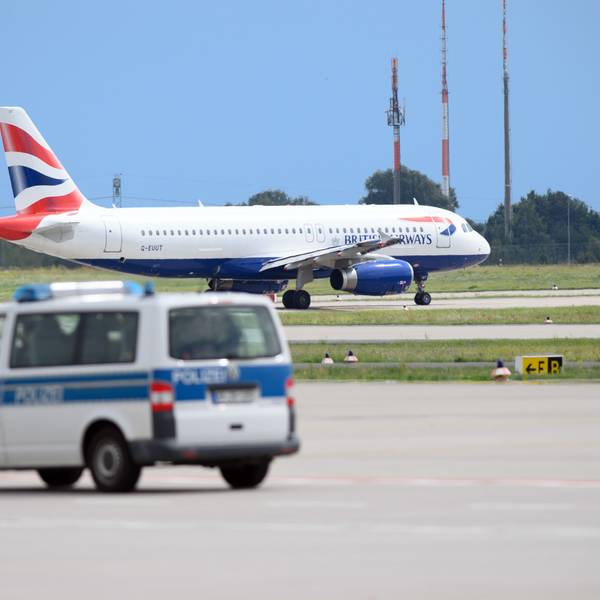 Ein Airbus A320 der Fluggesellschaft British Airways wartet auf der Südbahn des Flughafens Berlin Brandenburg „Willy Brandt“ auf die Startfreigabe. (Symbolbild)