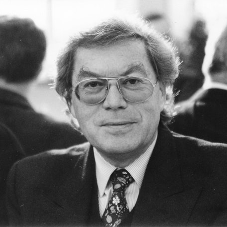 Porträt von Jack Schmuckli, Ex-Sony-Chef für Deutschland und Europa. Schwarz-Weiß-Foto, Schmuckli lächelt in die Kamera.