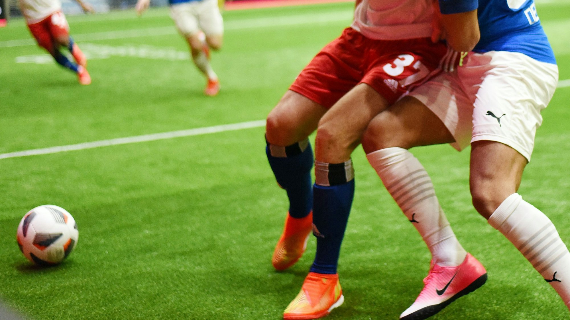 Das Foto zeigt eine Zweikampf-Szene beim Fußball.