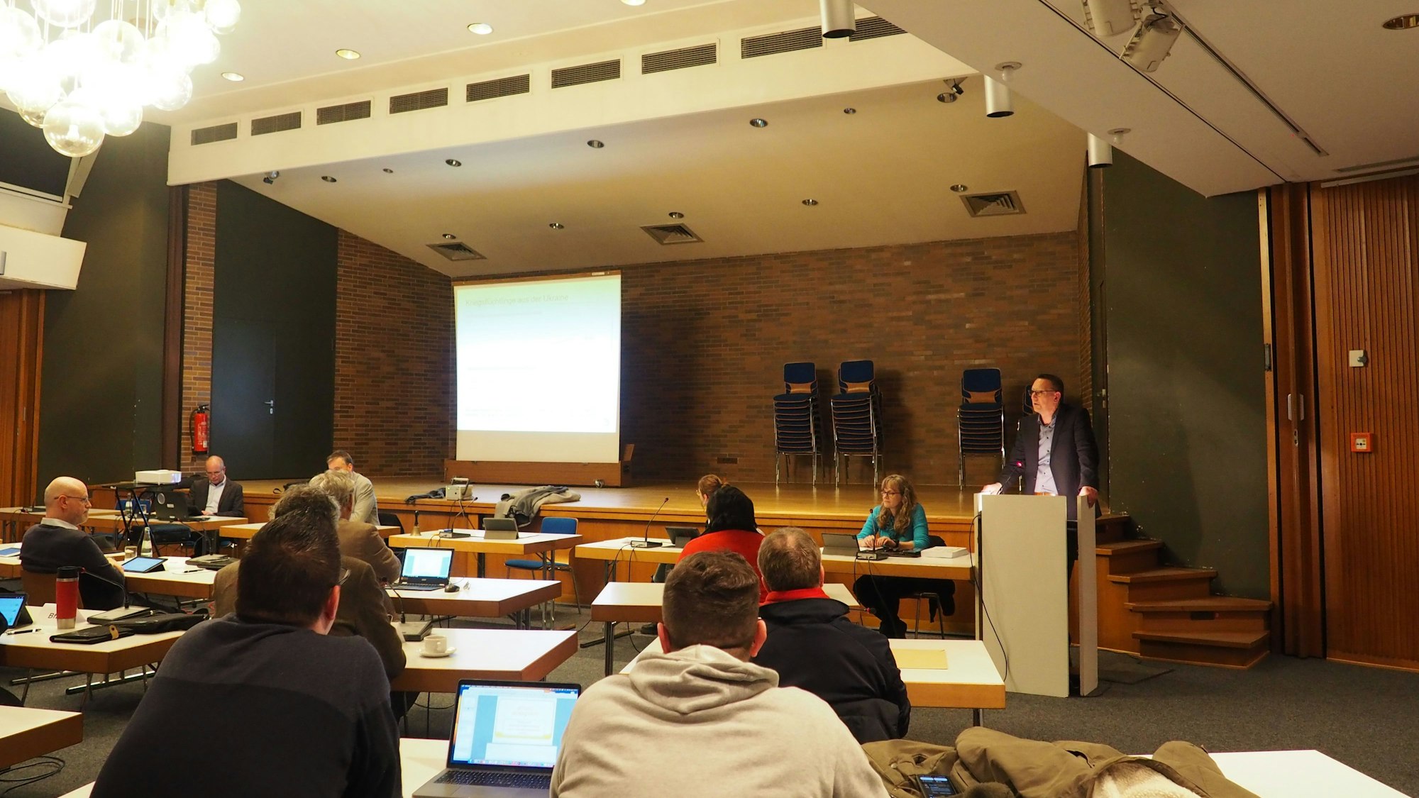 Der Bürgermeister Dirk Runge hält eine Rede während einer Ratssitzung in Burscheid.