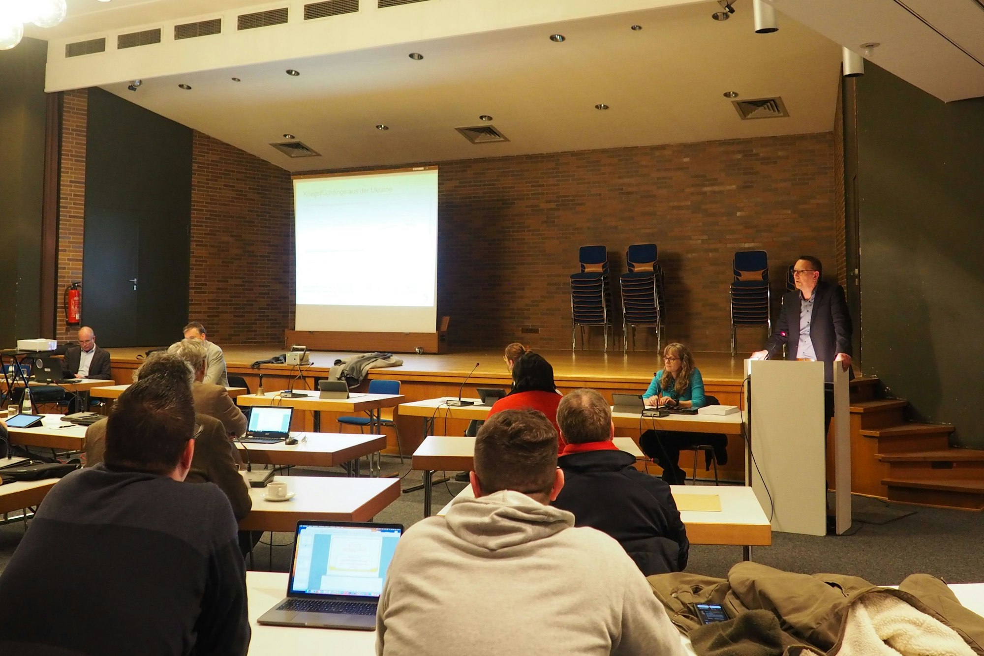 Der Bürgermeister der Stadt Burscheid hält eine Rede vor dem Stadtrat in der Ratssitzung zur Einführung des Haushaltsentwurfs.