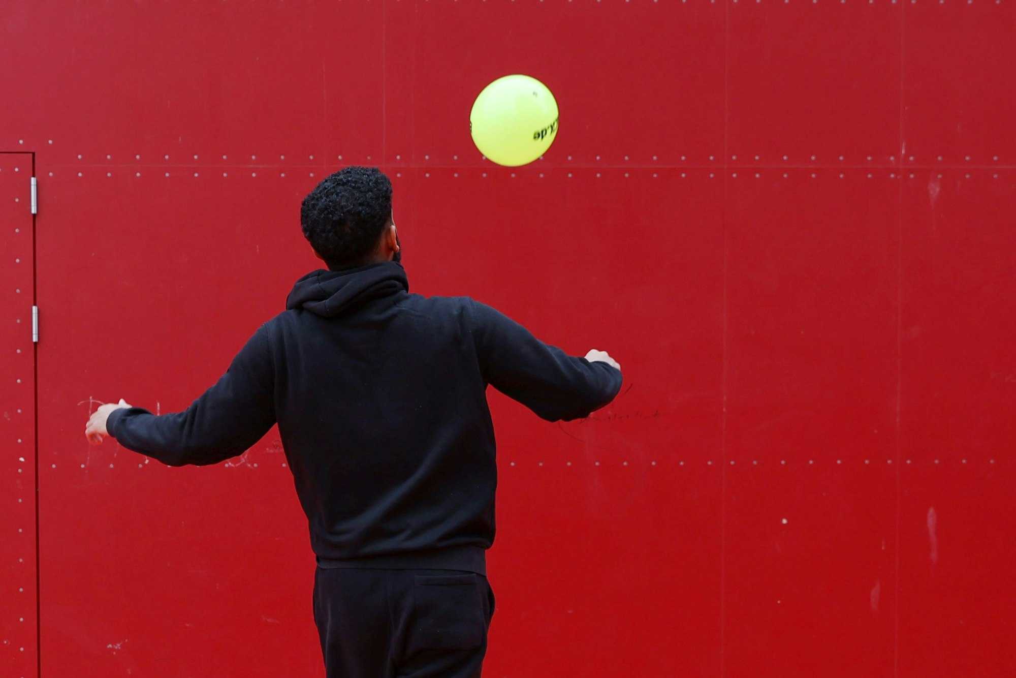 Lionel kickt einen Fußball in die Luft