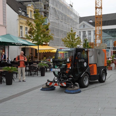Eine Kehrmaschine in der Fußgängerzone in Bergisch Gladbach