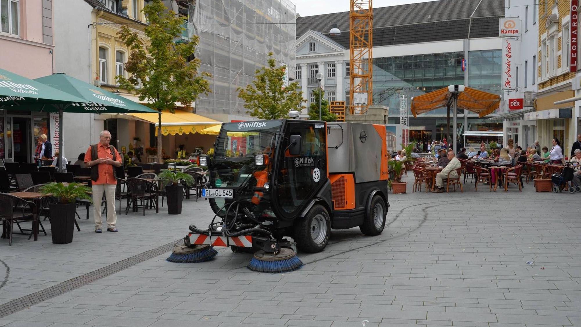 Eine Kehrmaschine in der Fußgängerzone in Bergisch Gladbach