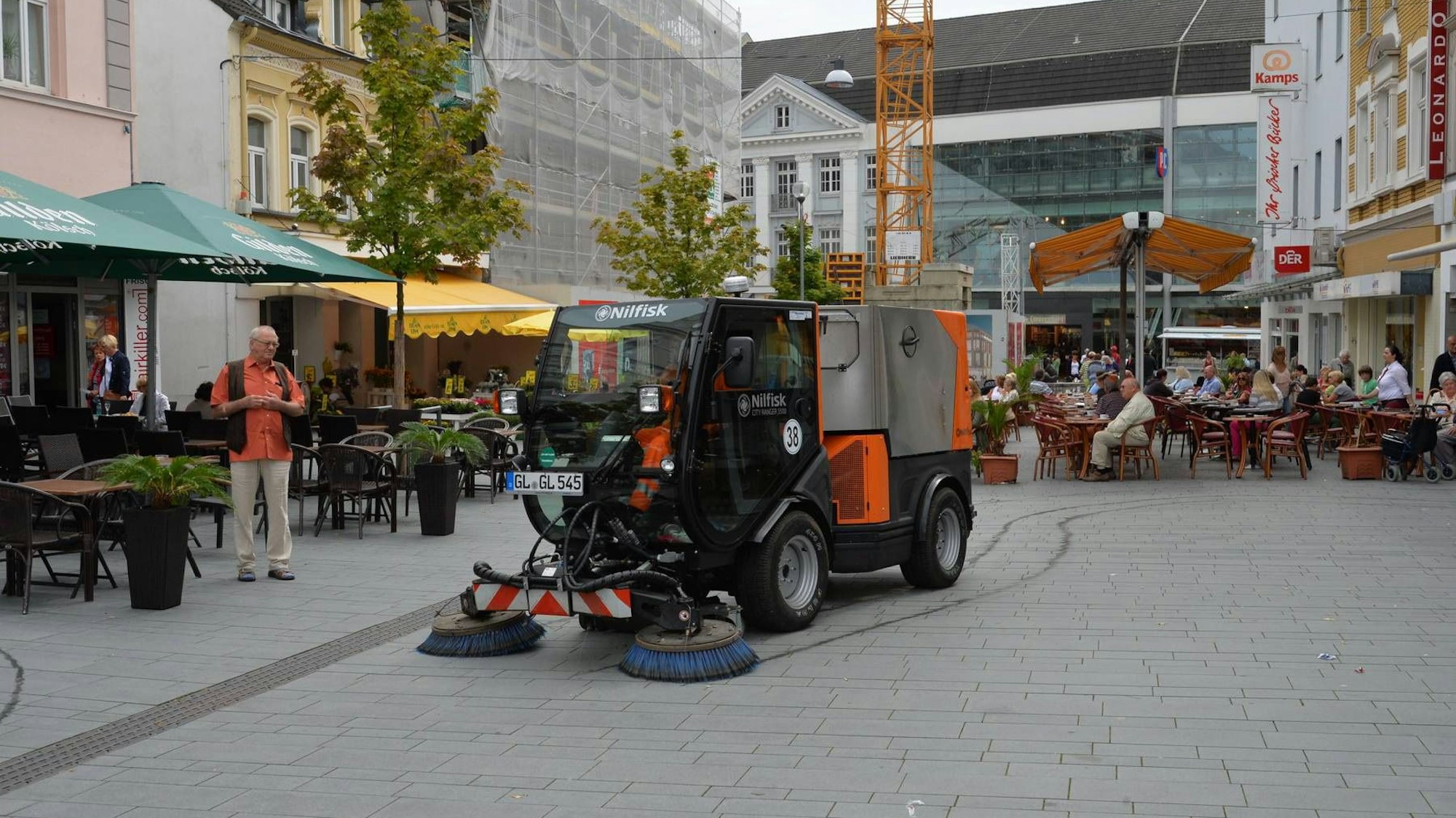 Eine Kehrmaschine in der Fußgängerzone in Bergisch Gladbach