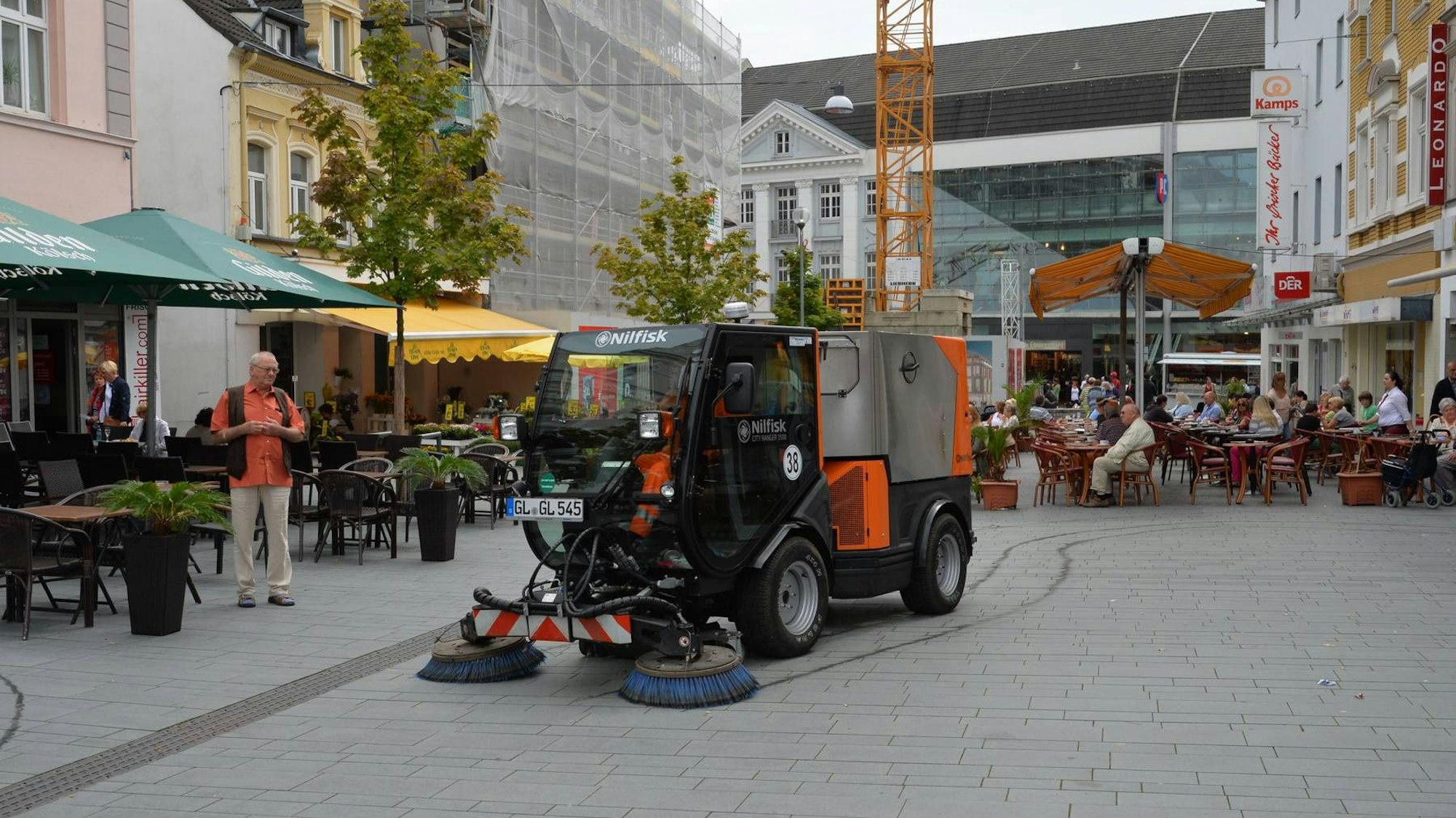 Eine Kehrmaschine in der Fußgängerzone in Bergisch Gladbach