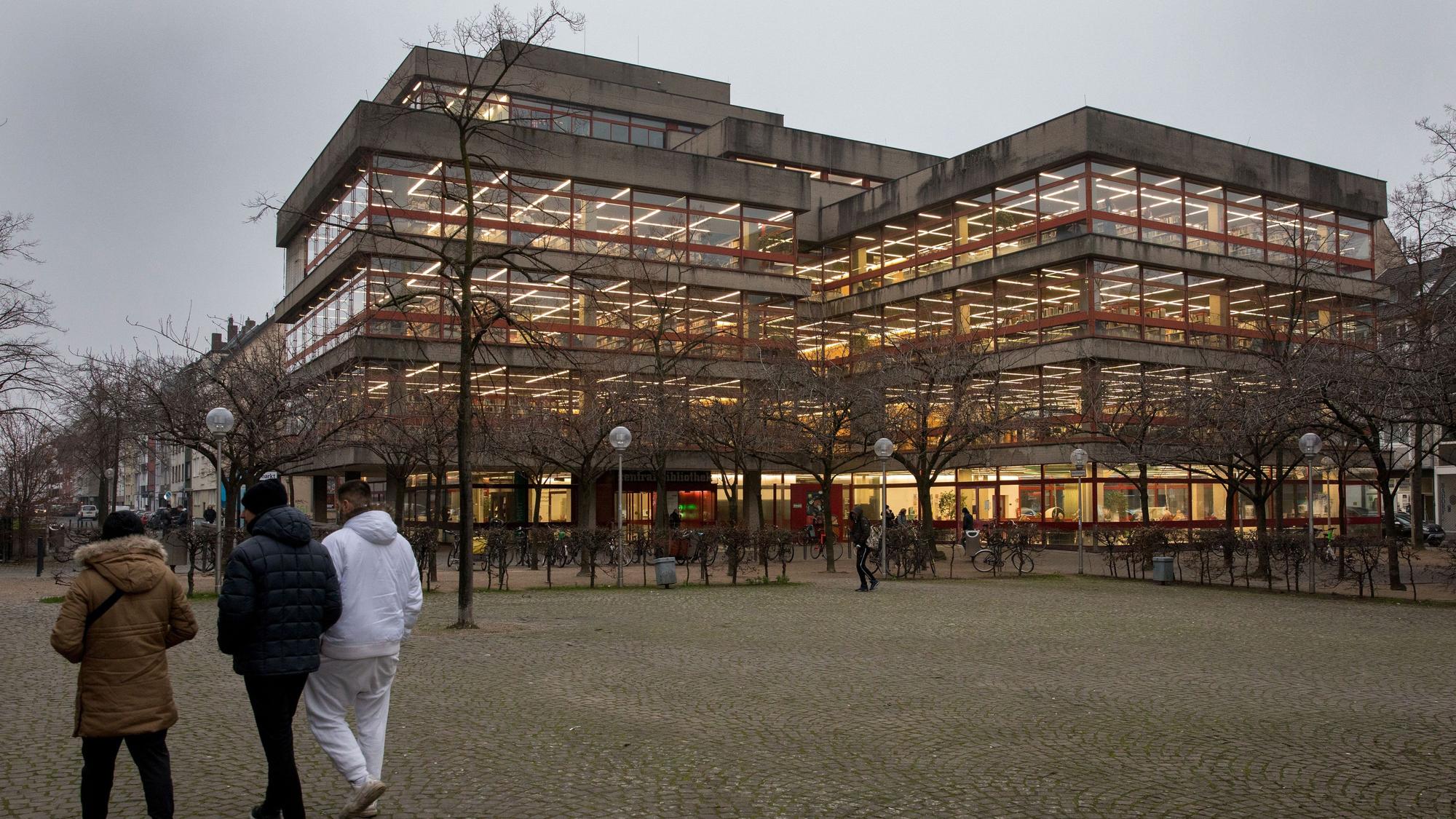 Das Bild zeigt die Außenansicht der Zentralbibliothek am Neumarkt.