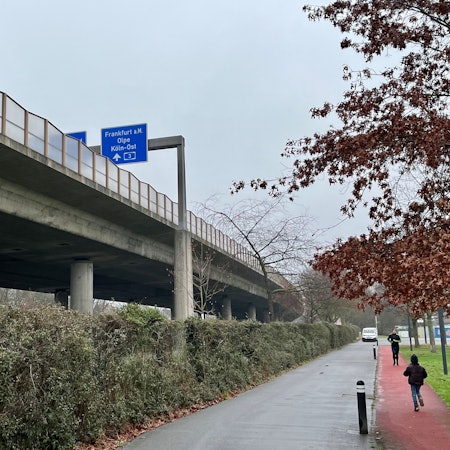 Gehweg entlang der Stelze, der aufgebockten Autobahn 1 A1 in Leverkusen