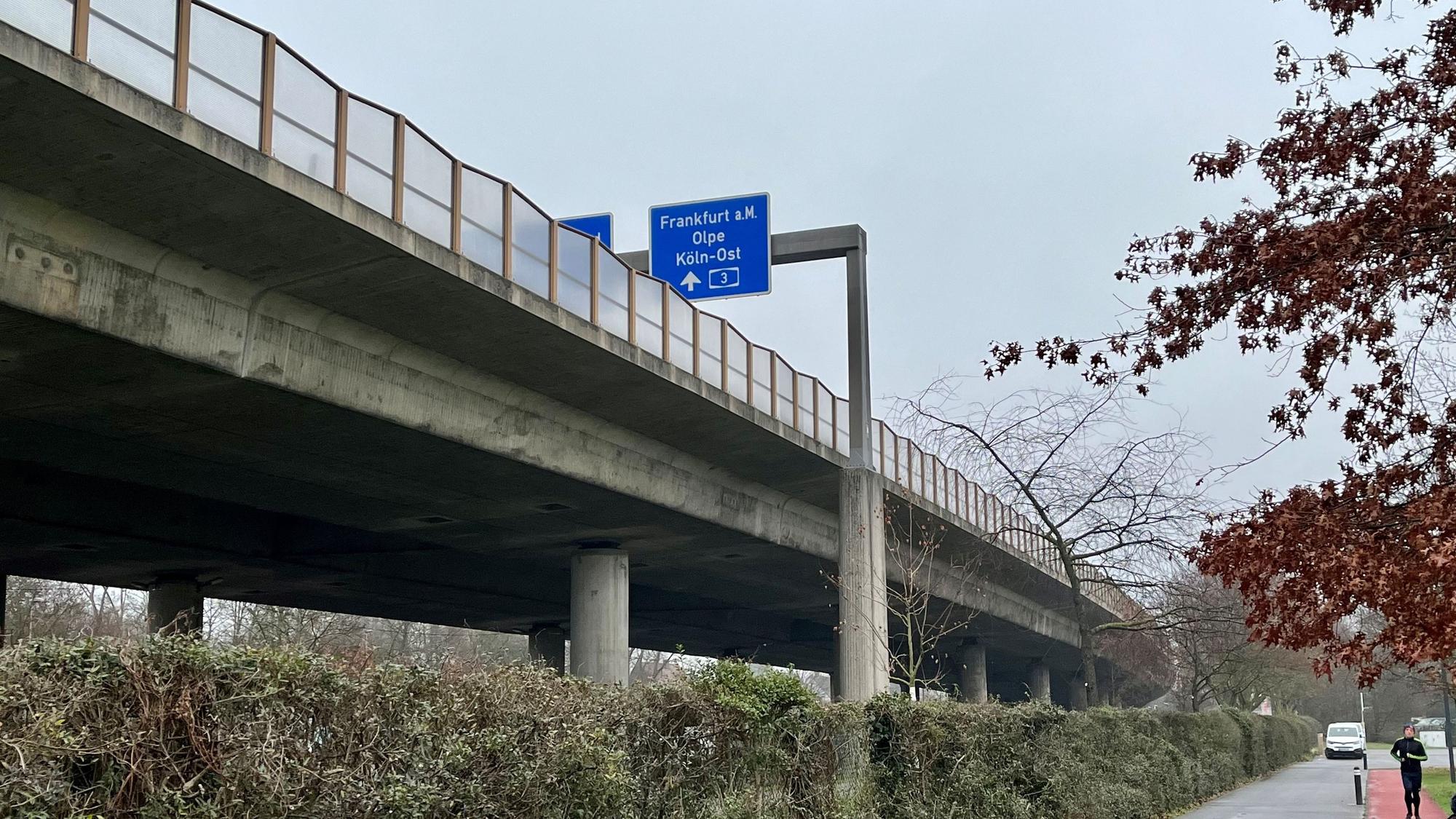Gehweg entlang der Stelze, der aufgebockten Autobahn 1 in Leverkusen