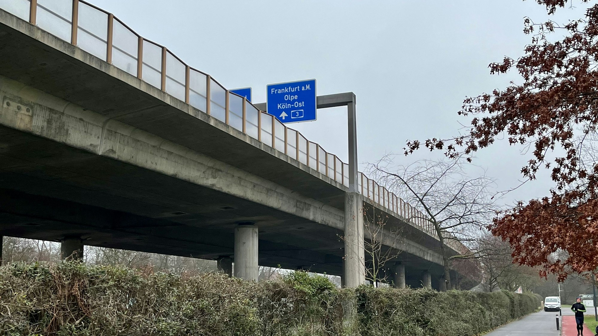 Gehweg entlang der Stelze, der aufgebockten Autobahn 1 in Leverkusen