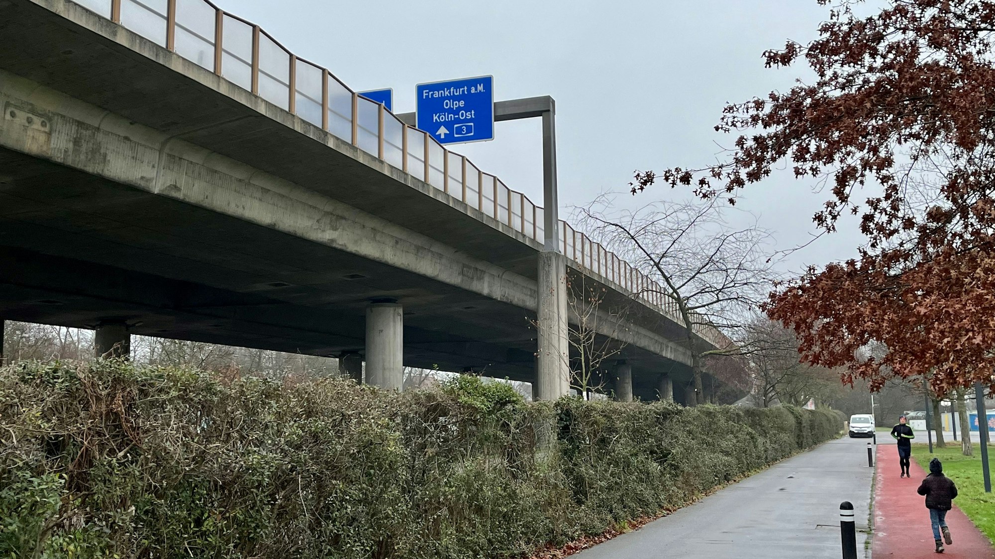 Gehweg entlang der Stelze, der aufgebockten Autobahn 1 in Leverkusen