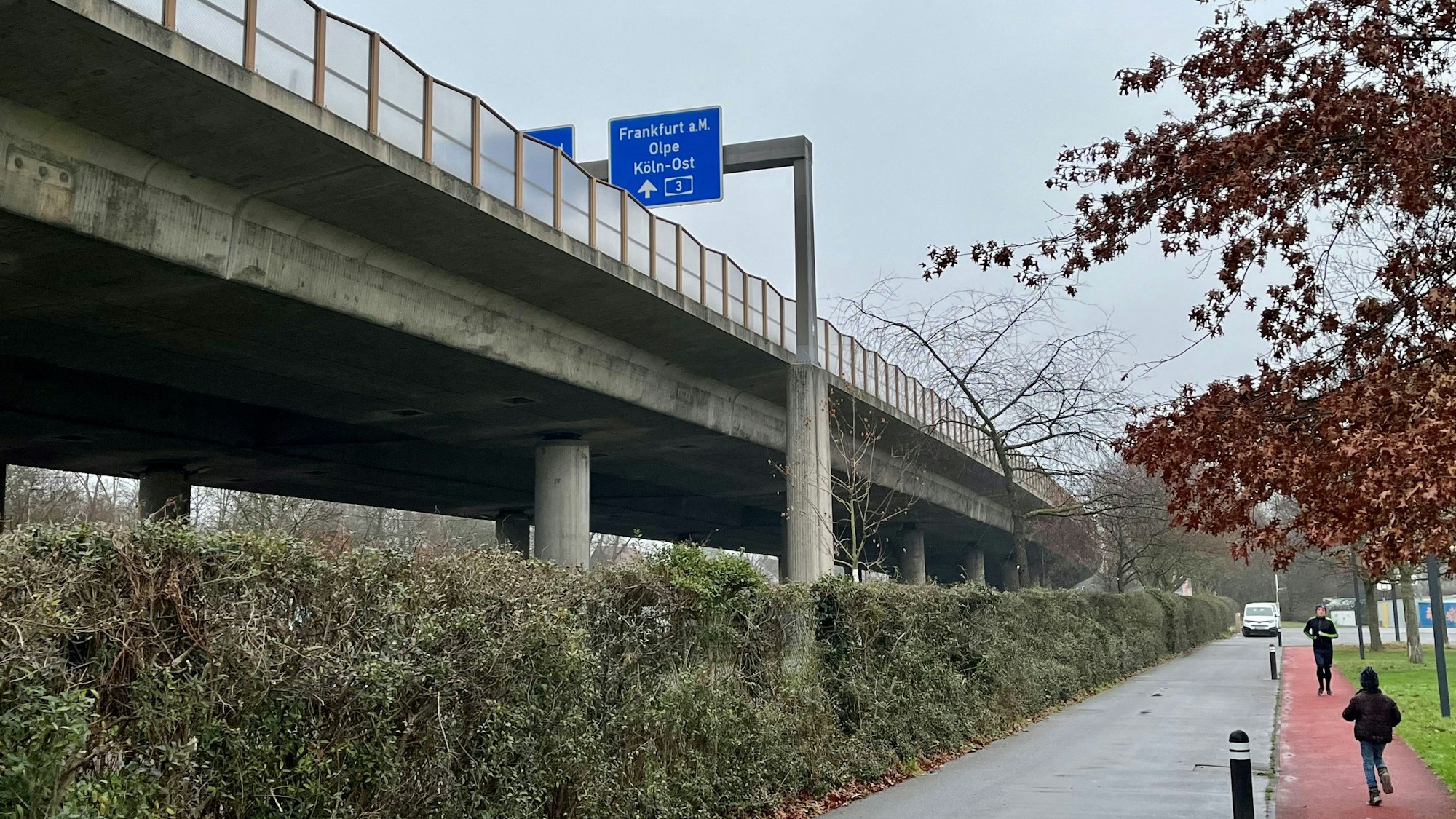 Gehweg entlang der Stelze, der aufgebockten Autobahn 1 A1 in Leverkusen