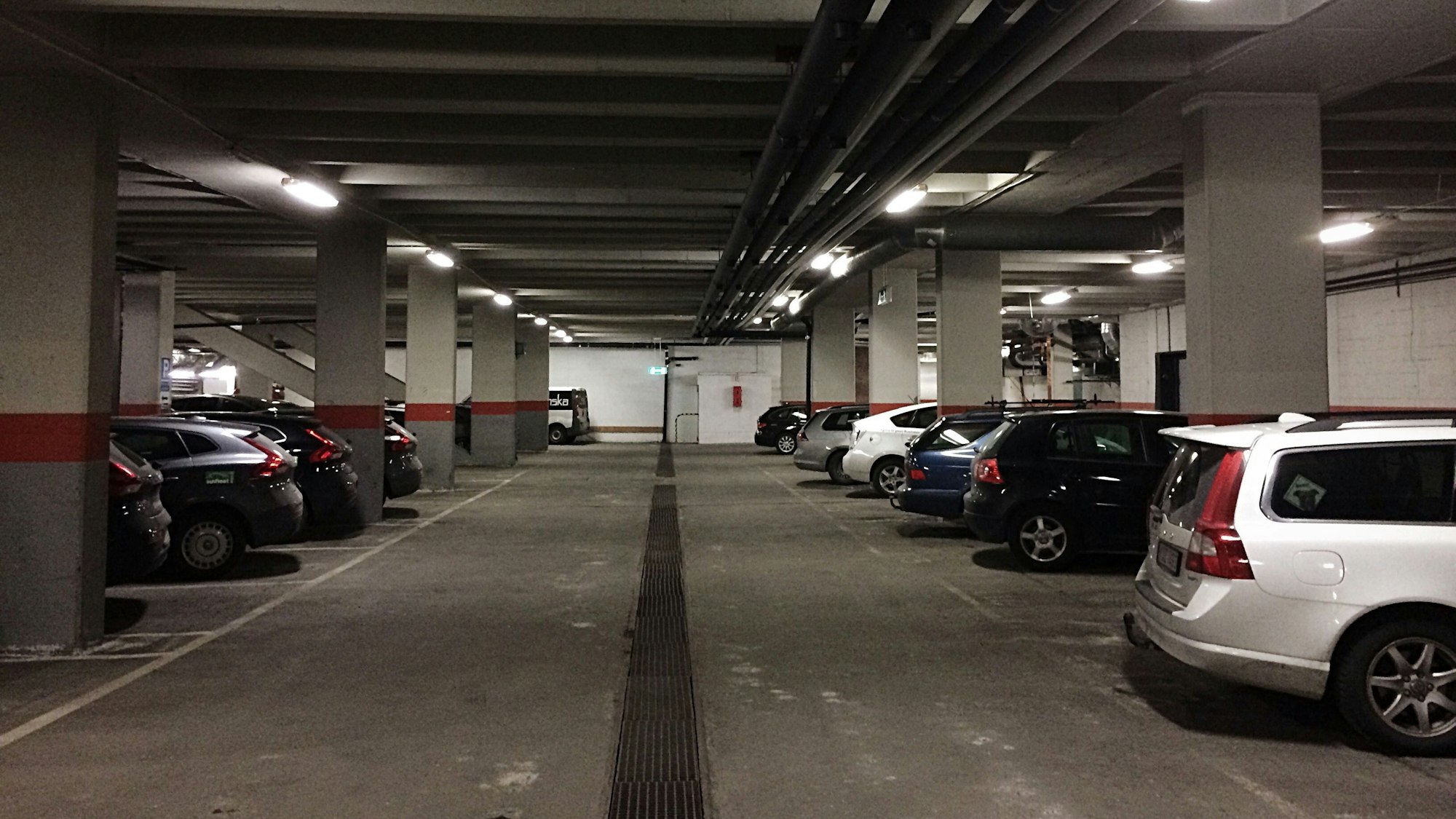 Ein Parkhaus mit Autos.