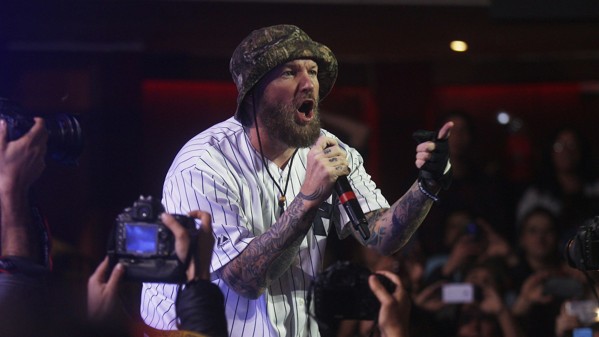Frontmann vom Limp Bizkit Fred Durst bei einer Show.
