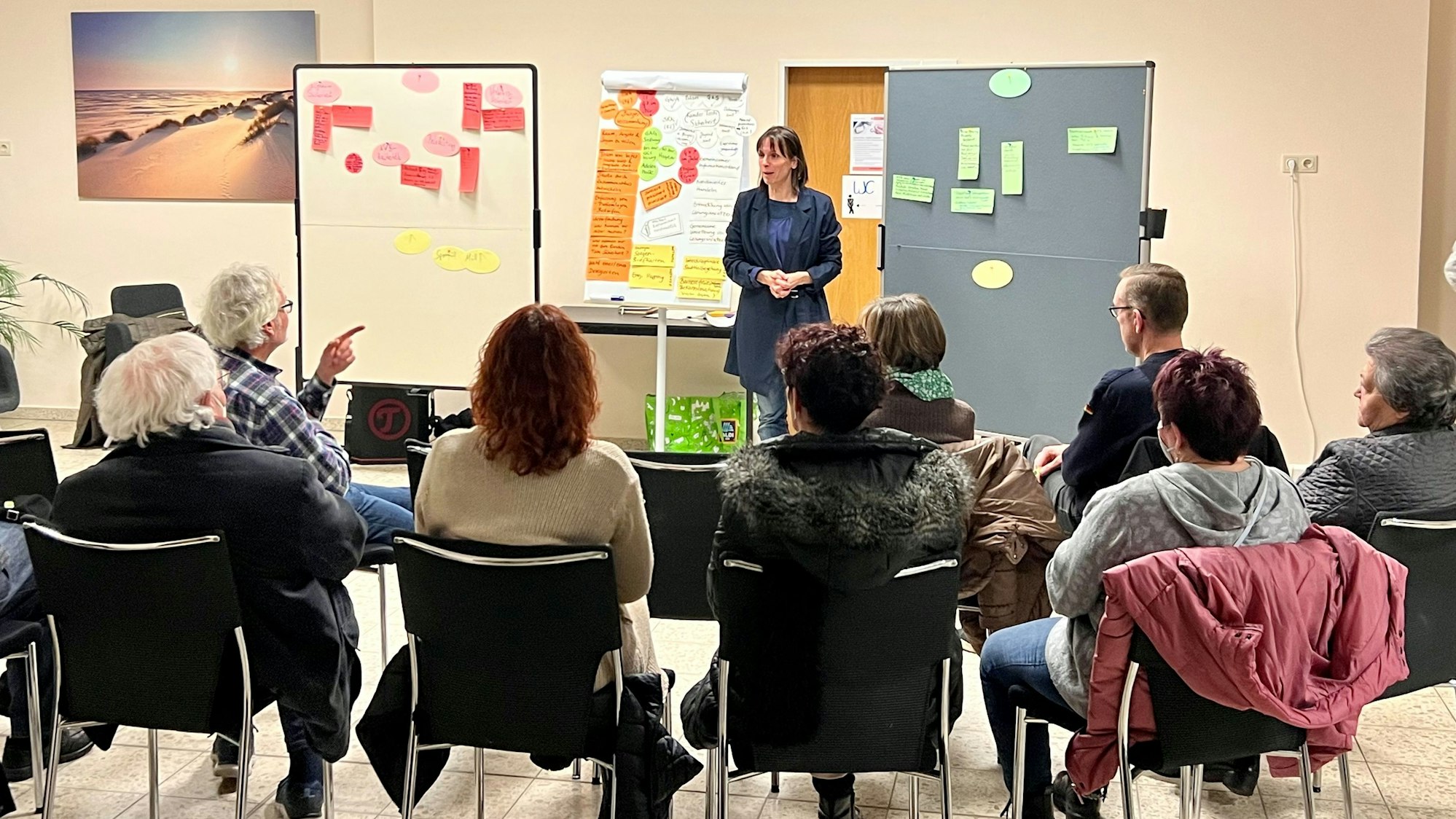 In der Mitte steht Sozialarbeiterin Susanne Deppe-Polzin, die für die Gemeinwesenarbeit im Stadtteil Zündorf-Nord/Rosenhügel zuständig ist.