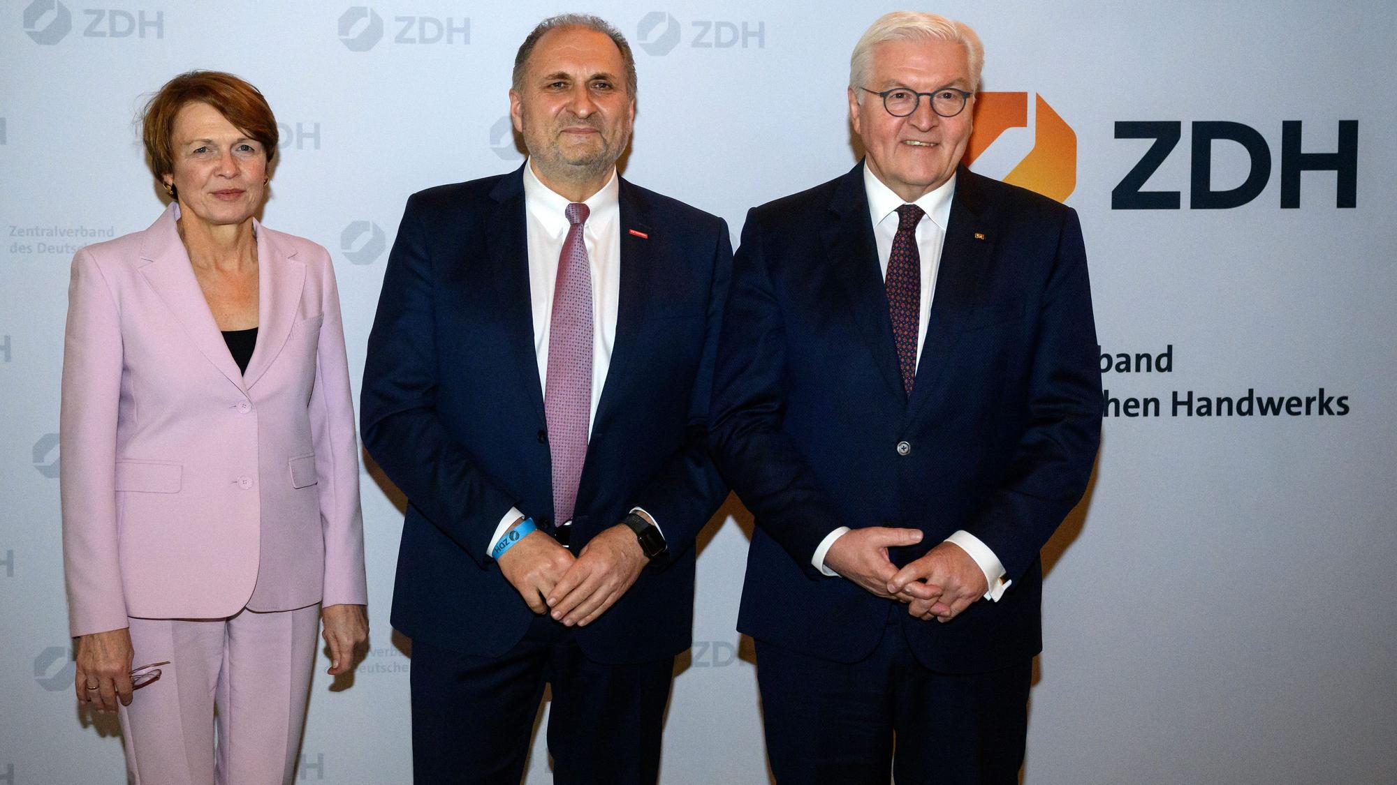 Bundespräsident Frank-Walter Steinmeier und seine Frau Elke Büdenbender werden bei einer feierlichen Abendveranstaltung zur Verabschiedung des Präsidenten des Zentralverbands des Deutschen Handwerks (ZDH), von Hans Peter Wollseifer (M) begrüßt.