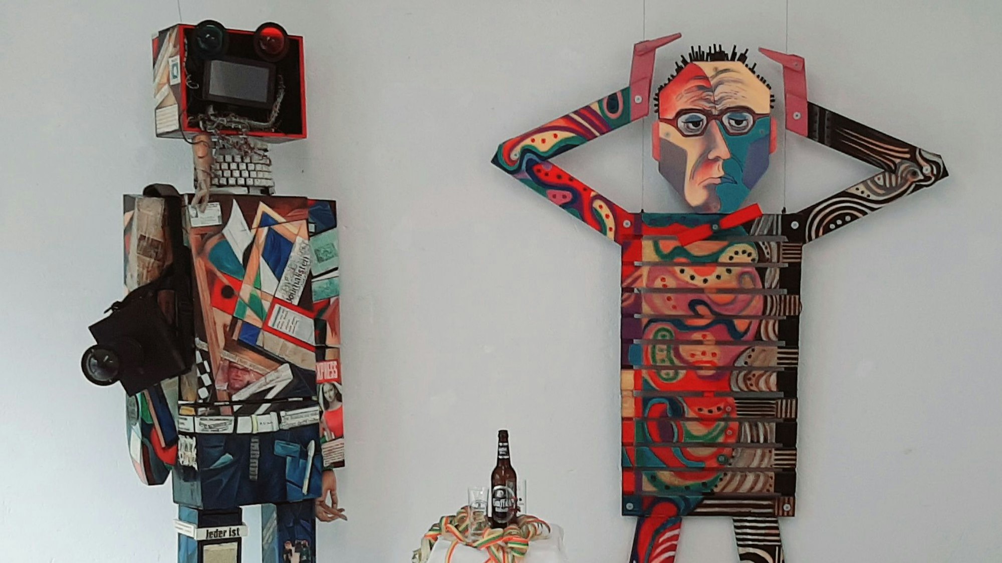 Zwei Figuren aus Blech, Holz, Karton.