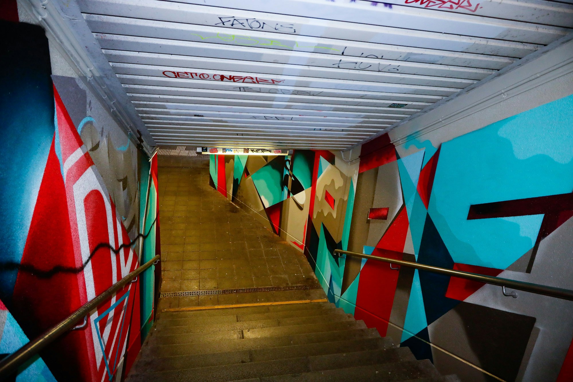 Das Bild zeigt die Streetart-Neugestaltung im Bahnhof Köln-Nippes.