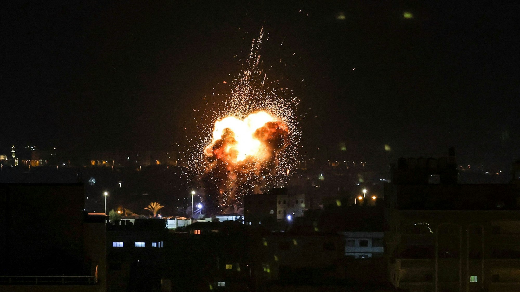 Rauch und Feuer über den Gebäuden am Gazastreifen nach israelischen Raketenangriffen auf palästinensische Gebiete.