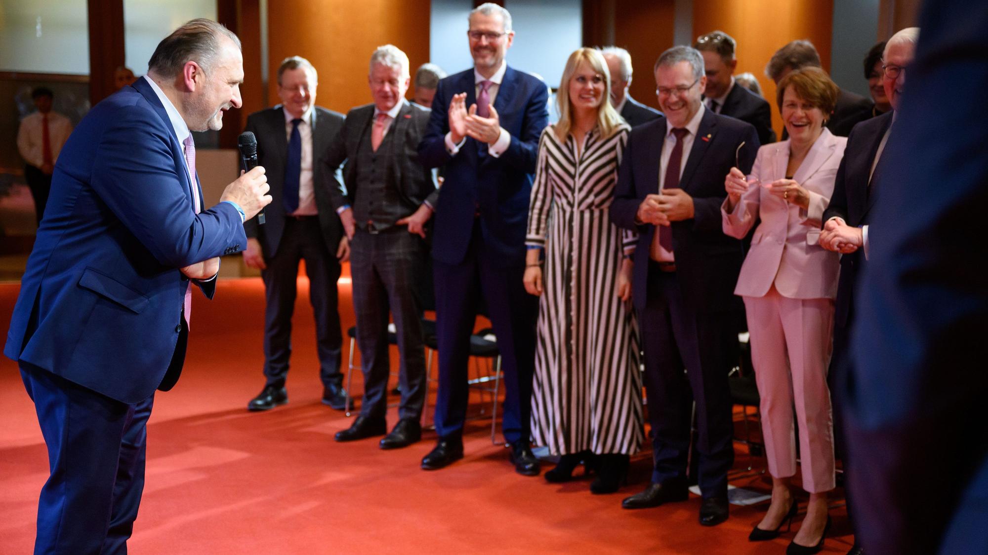 Wollseifer bedankt sich bei der feierlichen Abendveranstaltung zu seiner Verabschiedung als Präsident des Zentralverbands des Deutschen Handwerks (ZDH) bei dem Publikum.