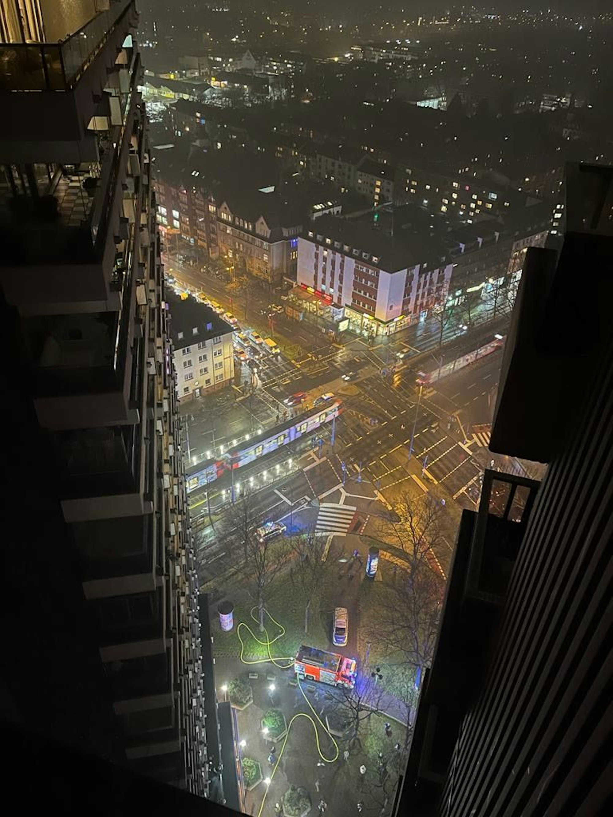 Blick aus dem Uni-Center: Rettungswagen und Löschfahrzeuge stehen auf der Straße.