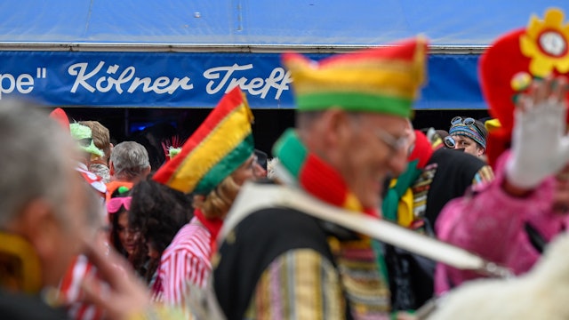 Jecke Karnevalisten feiern auf der Straße.