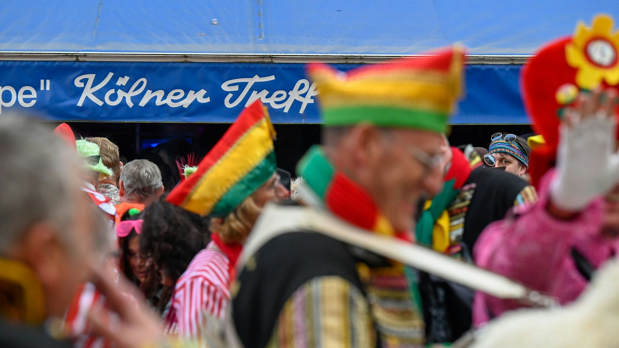 Die Party findet meist schon in den Warteschlangen vor den Kneipen statt