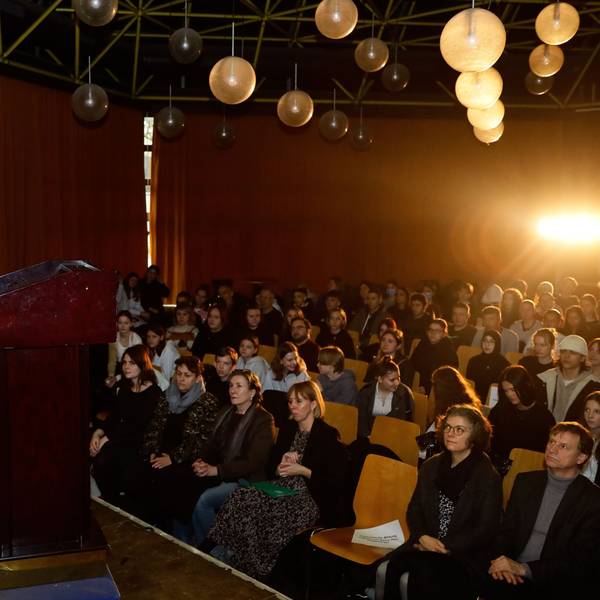 Redner vor der Aula