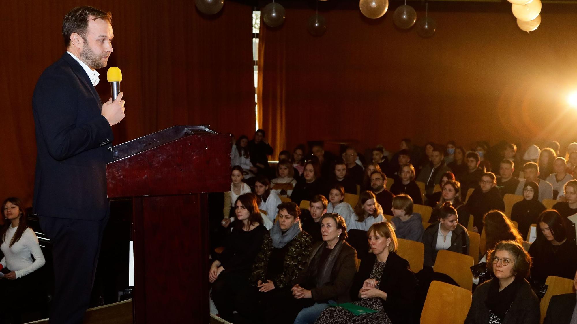 Redner vor der Aula