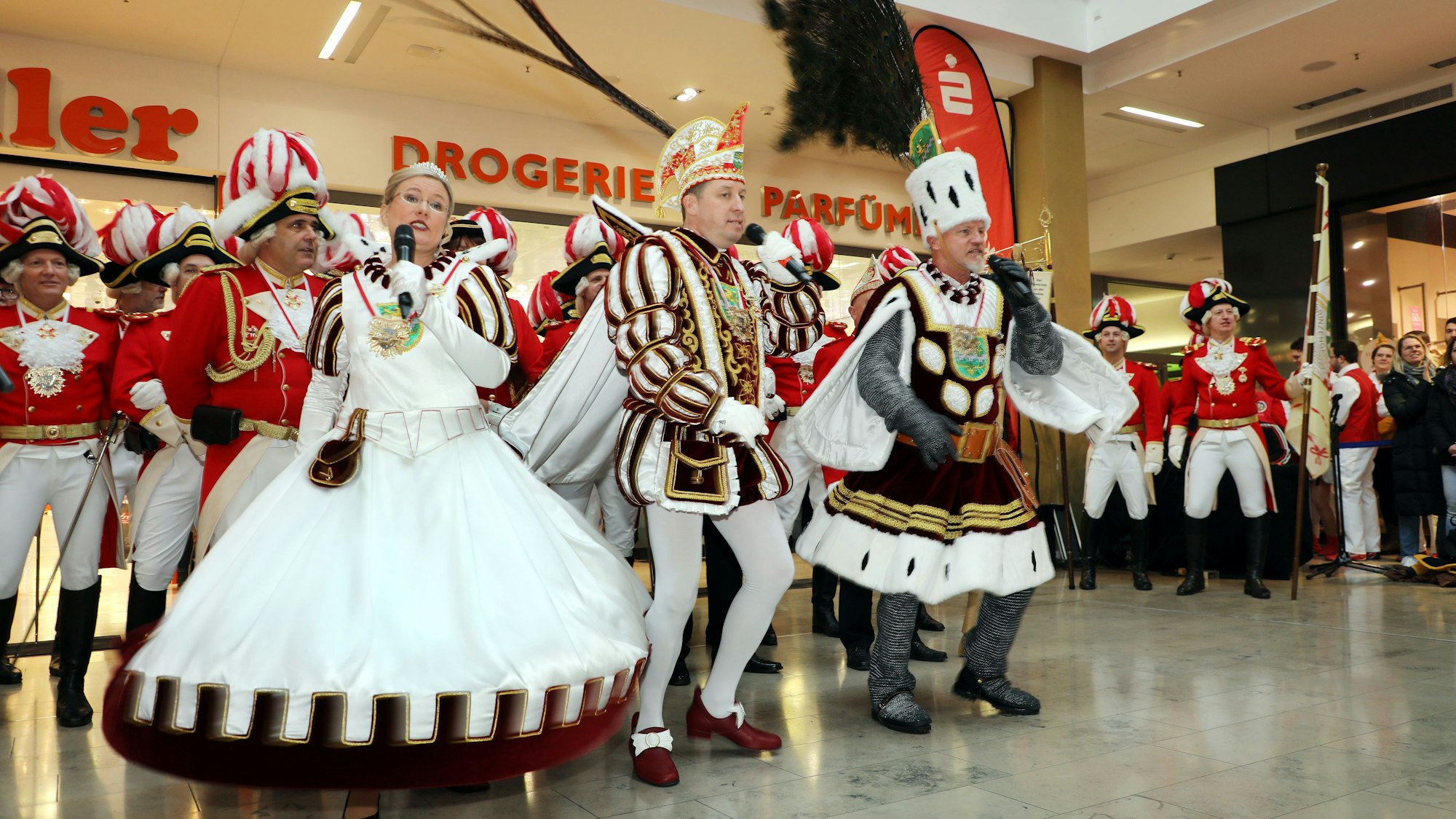 Das Dreigestirn singt auf dem Gläserverkauf in der Rhein-Berg-Galerie.