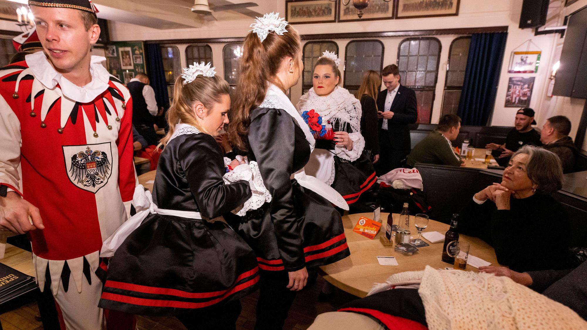 20.01.2023, Köln: Die Traditionstanzgruppe Hellige Knäächte un Mägde auf Tour im Karneval.
Foto: Michael Bause