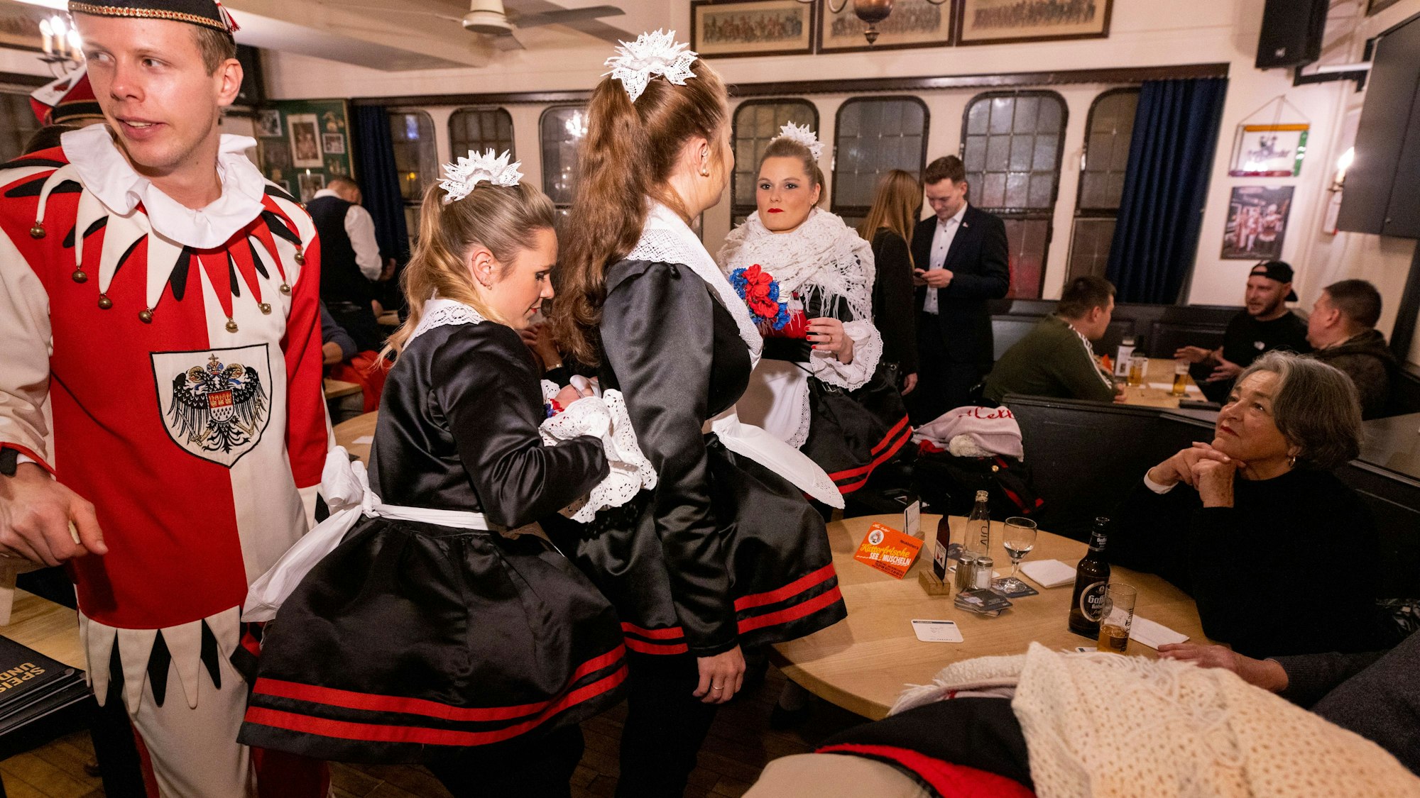 20.01.2023, Köln: Die Traditionstanzgruppe Hellige Knäächte un Mägde auf Tour im Karneval.
Foto: Michael Bause