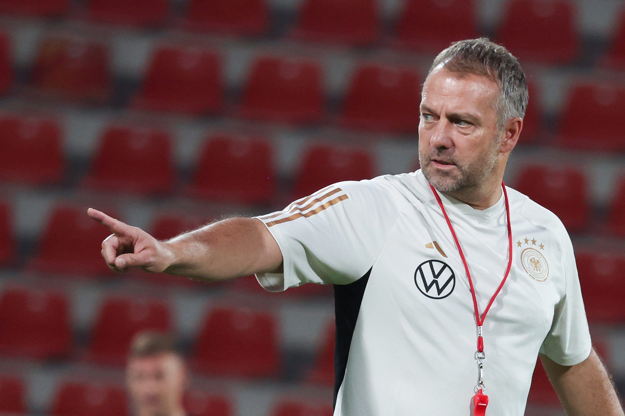 Bundestrainer Hansi Flick leitet das Training der Nationalmannschaft.
