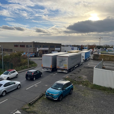 Lkw und Autos stehen auf der Robert-Bosch-Straße in Weilerswist.