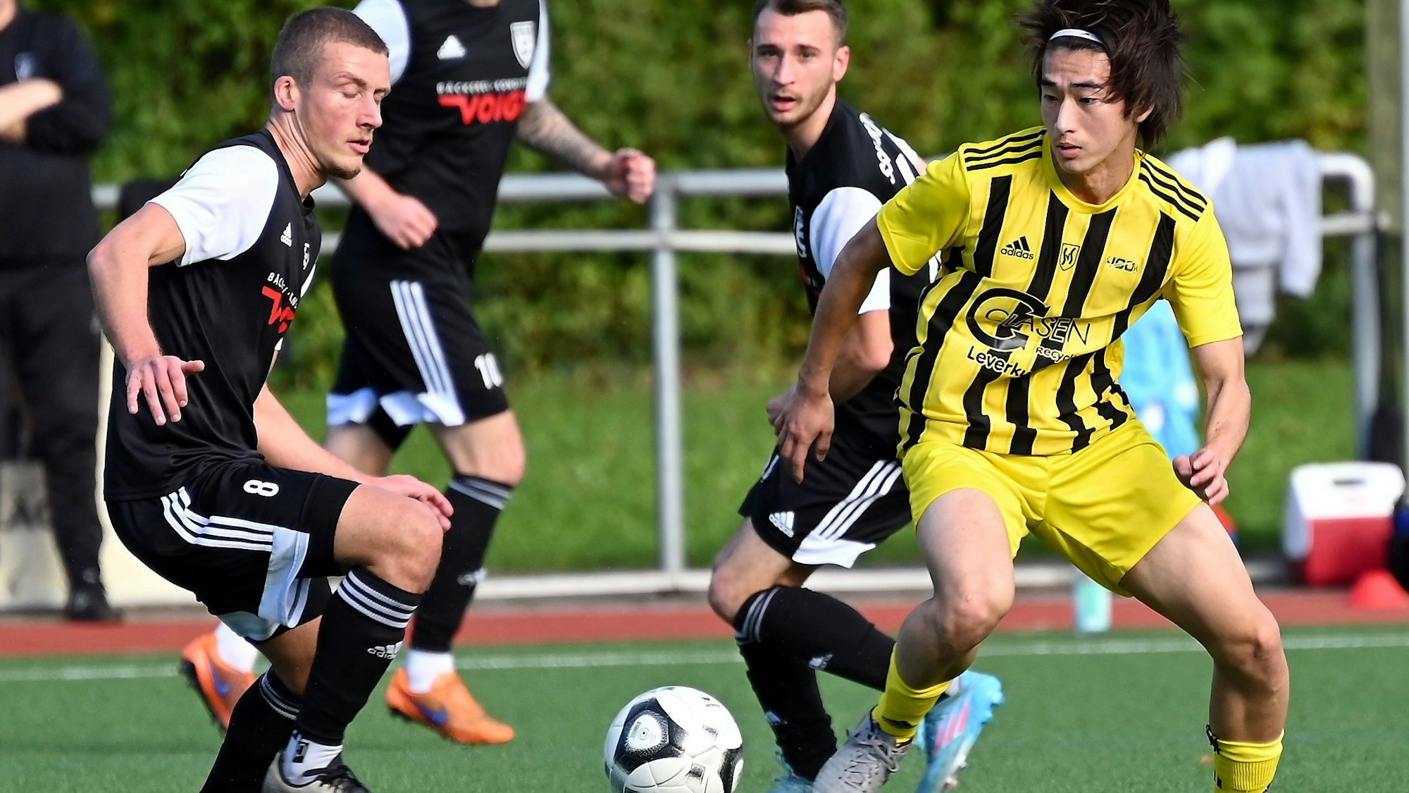 16.10.2022,-Fussball-Schlebusch-SSV Merten
rechts: Seonghyi Yang (Schlebusch)
Foto: Uli Herhaus