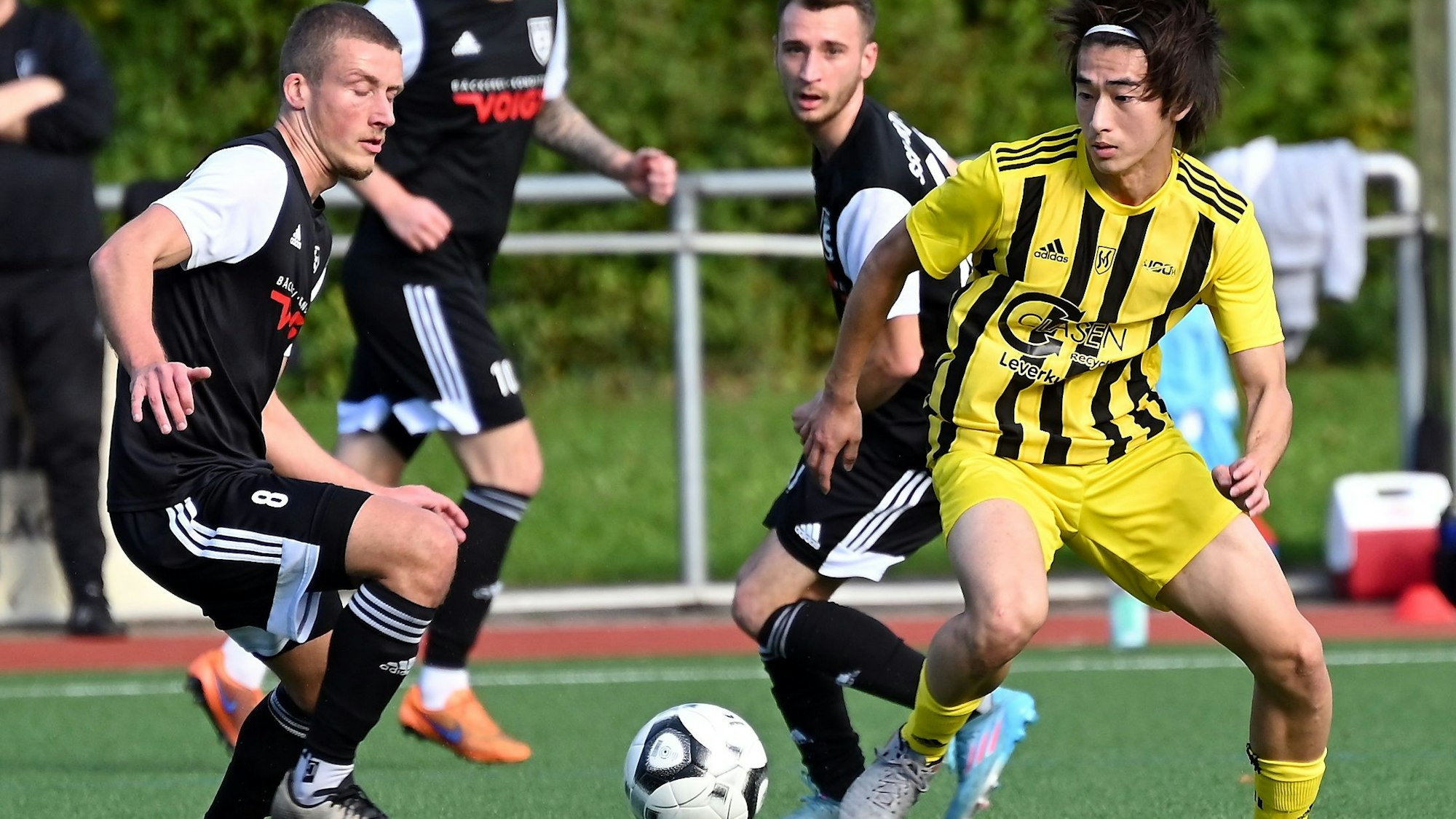 Ein Fußballspieler geht gegen seinen Gegner ins Dribbling.