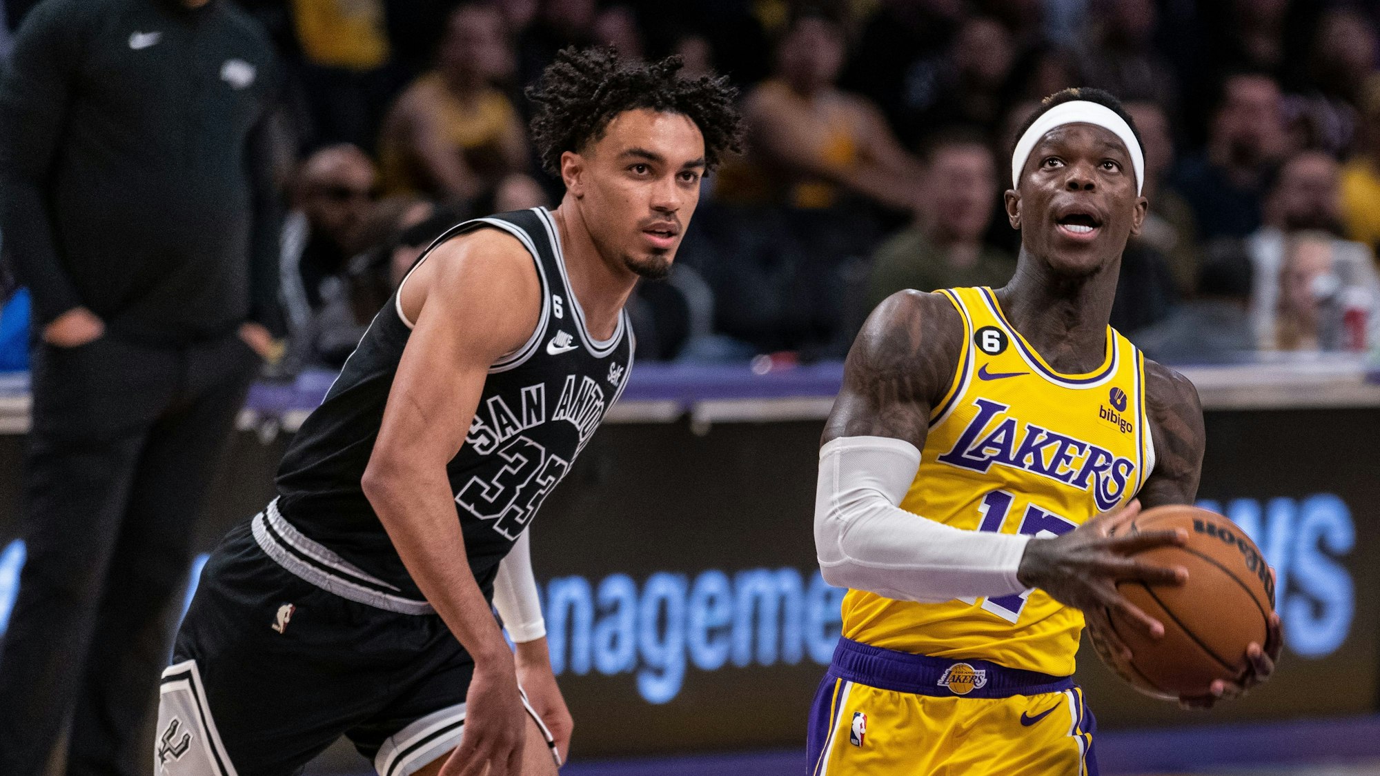 Dennis Schröder (r) im Spiel gegen die San Antonio Spurs.