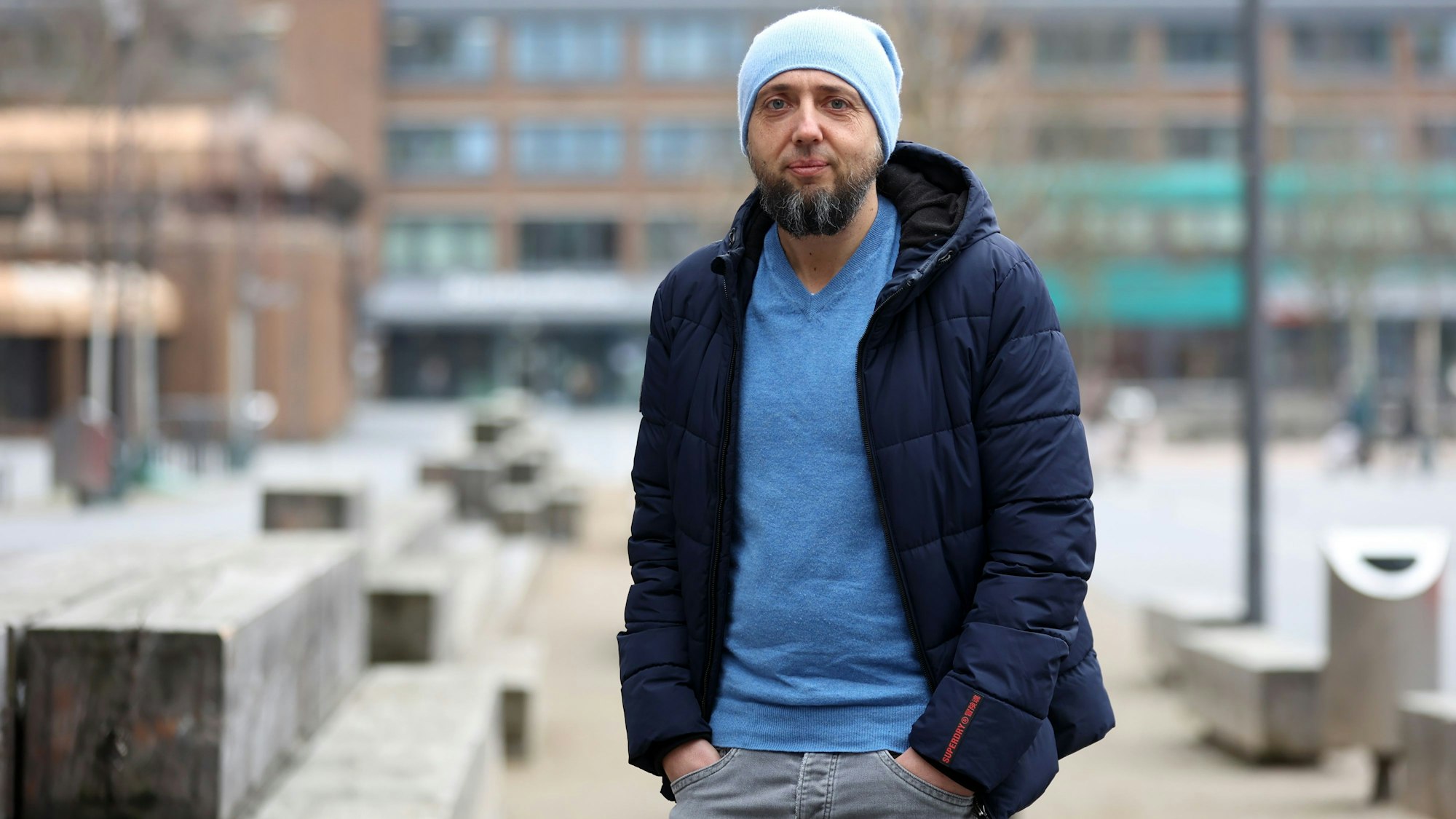 Der Sozialpädagoge Heiko Wegner, der mit den kriminellen Kindern und ihren Familen arbeitet, steht vor dem Jugendzentrum Outline in Chorweiler.