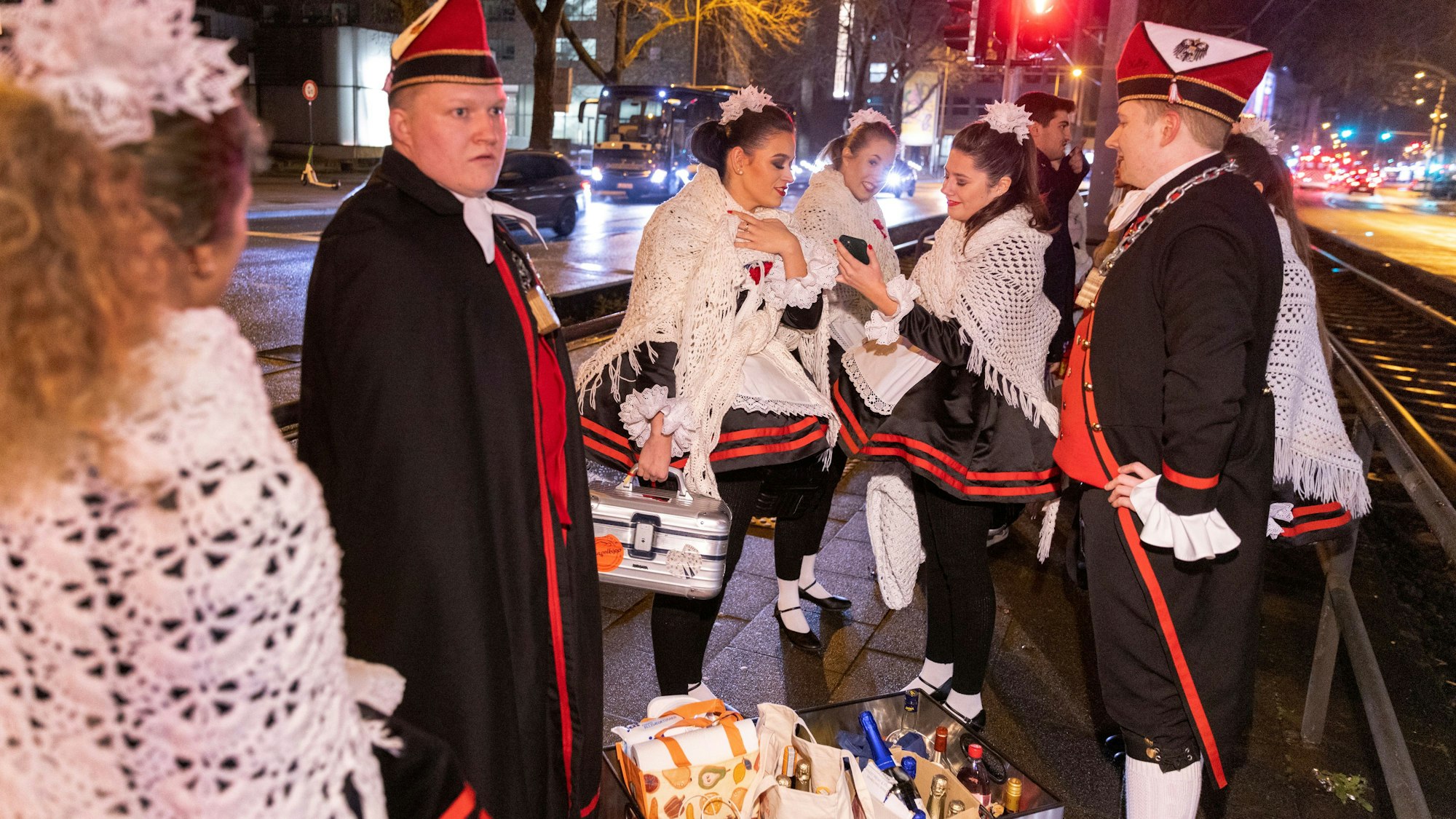 20.01.2023, Köln: Die Traditionstanzgruppe Hellige Knäächte un Mägde auf Tour im Karneval.
Foto: Michael Bause