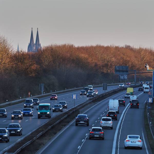 Auf der A57 kam es am Samstagmorgen zu einem heftigen Unfall (Archivfoto).
