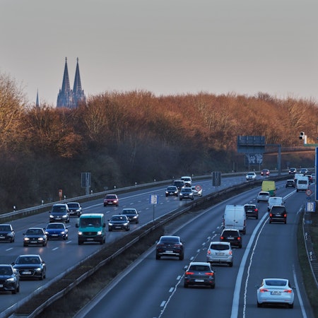 Autobahn A57 stadtauswärts, Fahrtrichtung Autobahnkreuz Köln-Nord, im Hintergrund Kölnturm und Dom.