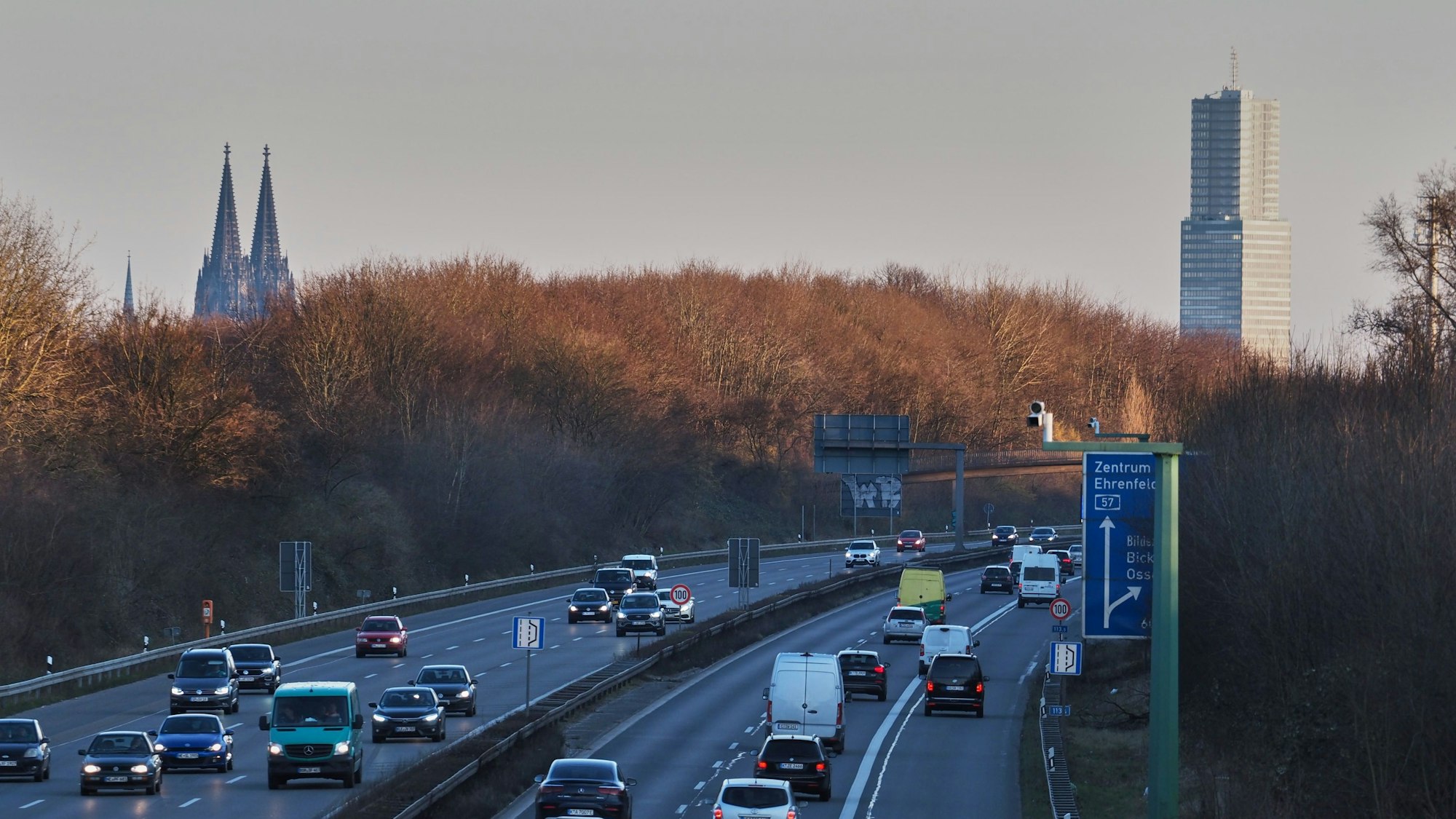 A57 stadtauswärts, Fahrtrichtung Autobahnkreuz Köln-Nord (linke Fahrspur), Zentrum (rechte Fahrspur). Im Hintergrund Kölnturm und Dom. Foto: Max Grönert
