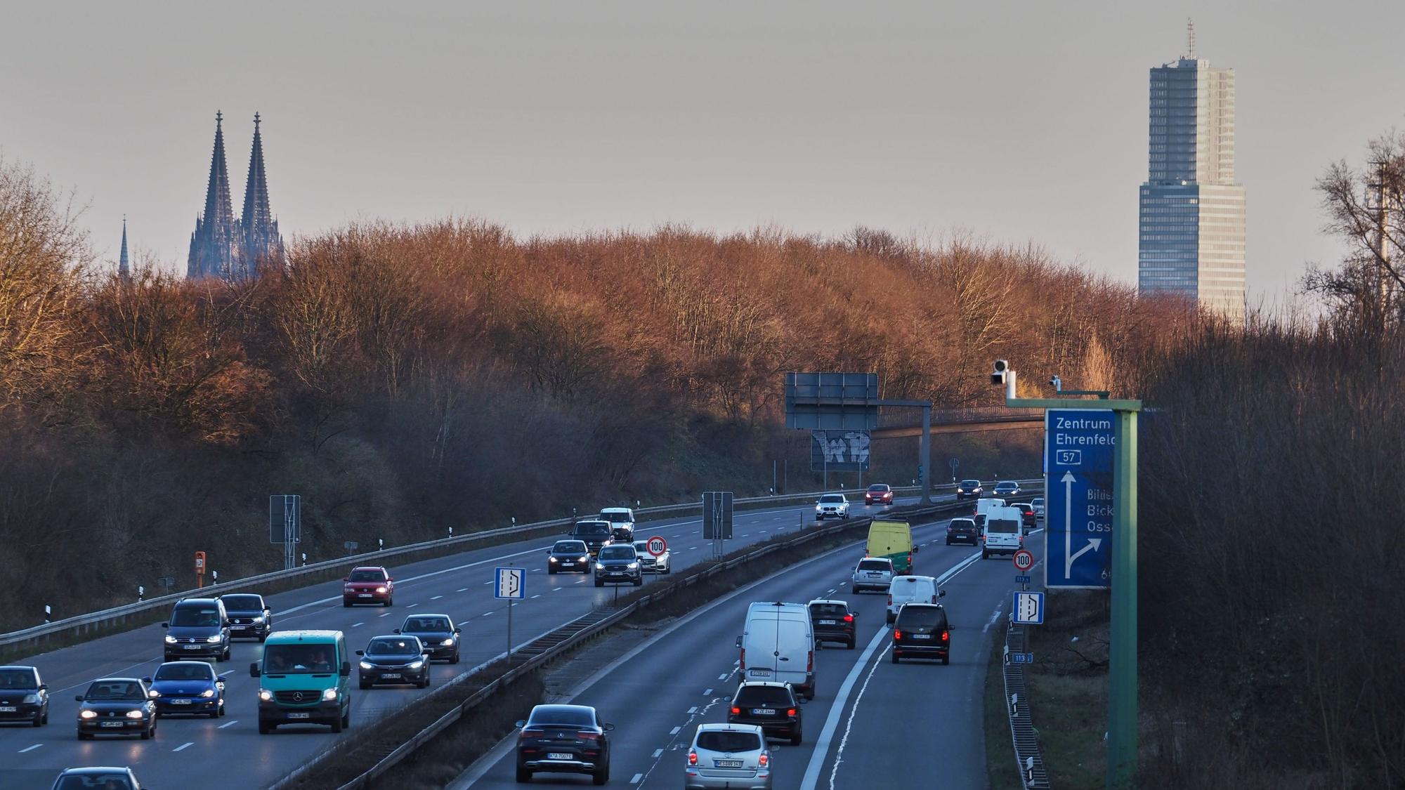 Autobahn A57 stadtauswärts, Fahrtrichtung Autobahnkreuz Köln-Nord, im Hintergrund Kölnturm und Dom.
